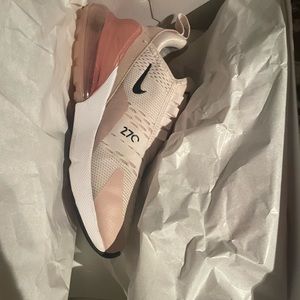 COPY - Women SZ 6 Nike Air Max 270